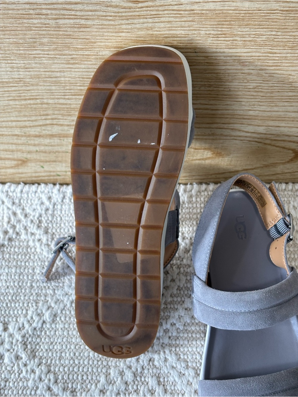 Ugg - Picture 3 of 6